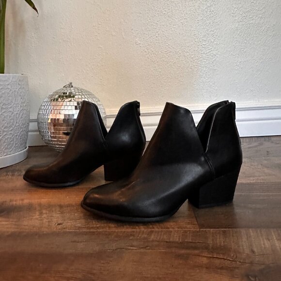 R2 Black Cut Out Heeled Ankle Boots NWOT - Picture 2 of 9